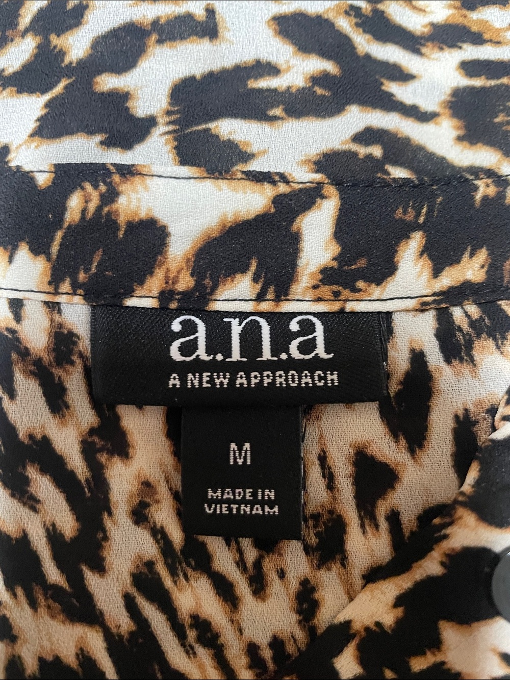 a.n.a. Leopard Animal Print V-Neck Blouse Roll Tab Sleeve M - Picture 5 of 9